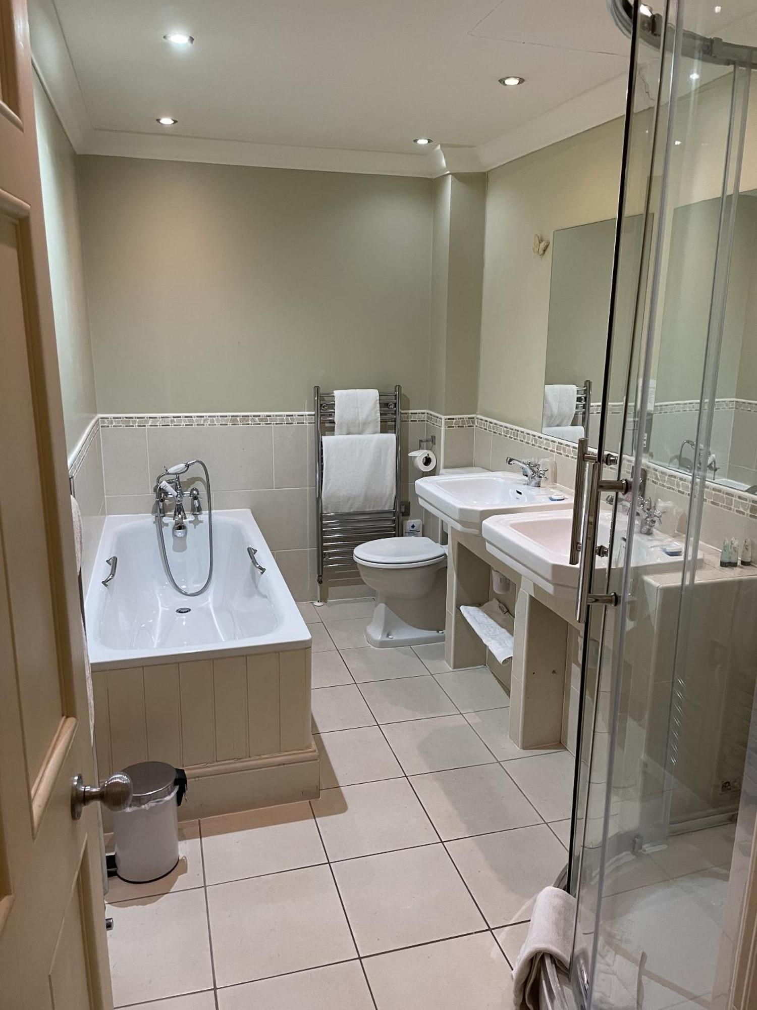 The Commercial Bar & Hotel Chester Chambre photo