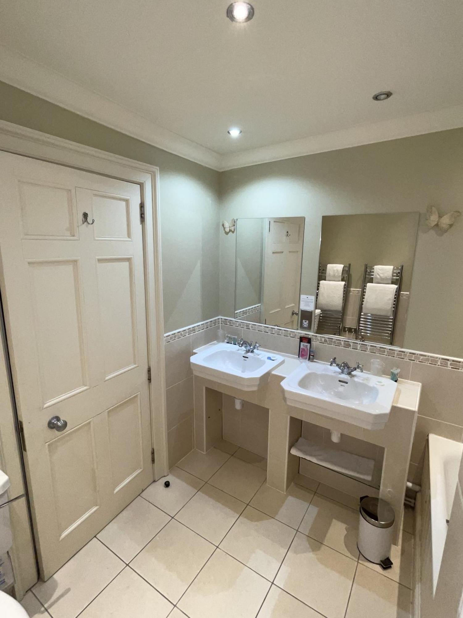 The Commercial Bar & Hotel Chester Chambre photo