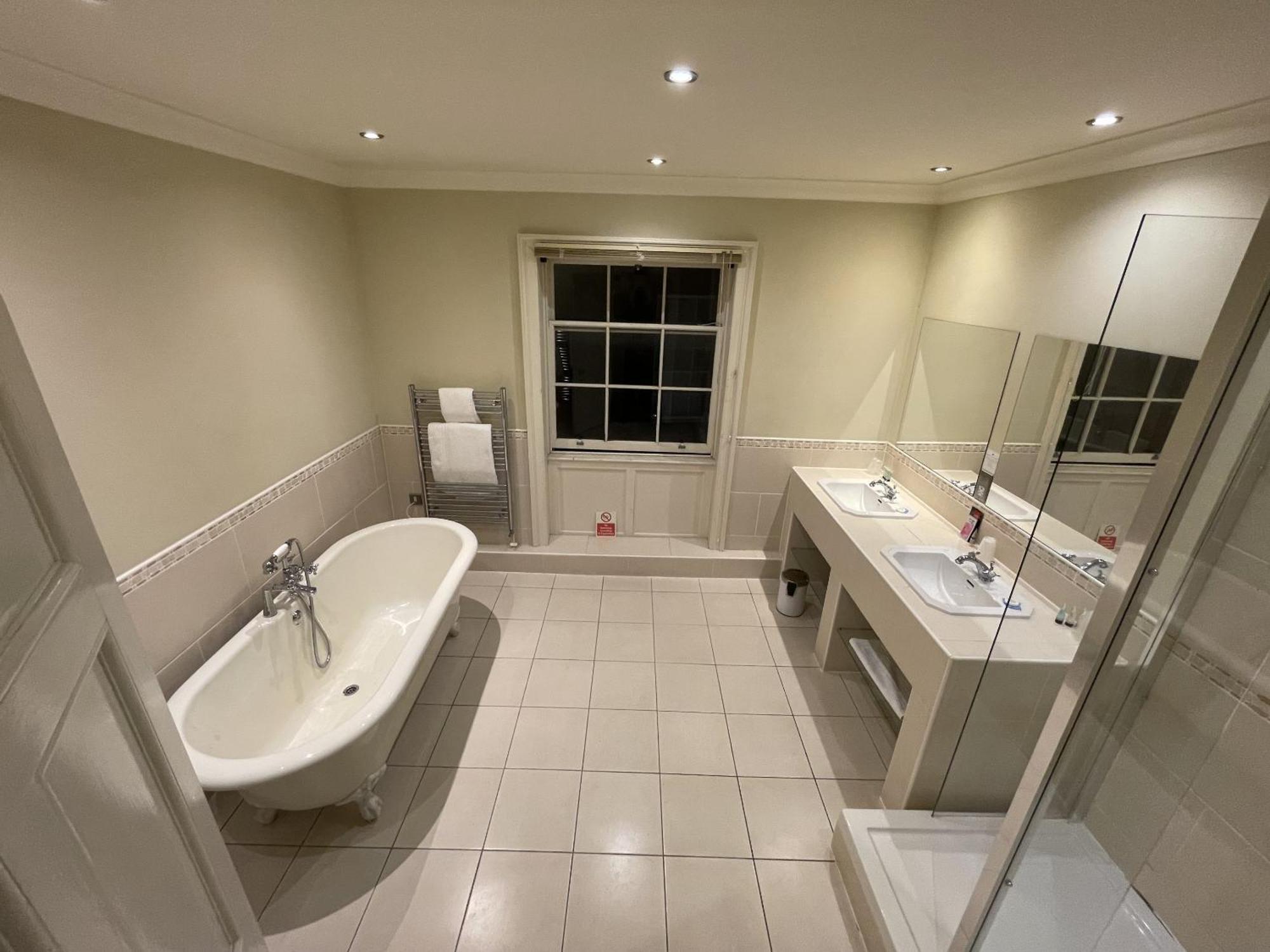The Commercial Bar & Hotel Chester Chambre photo